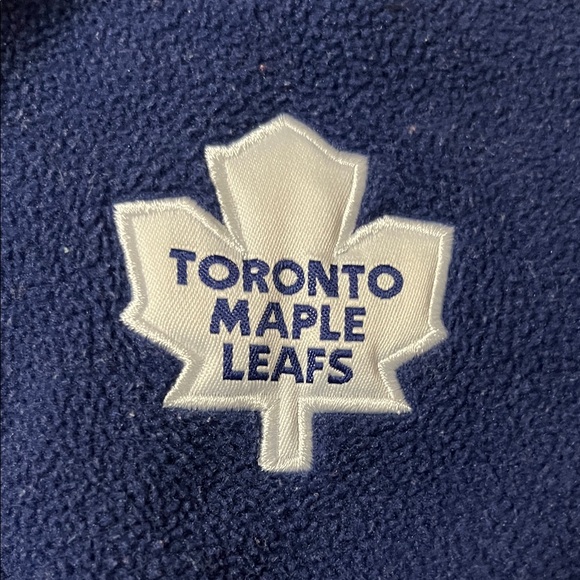 Toronto Maple Leafs Kids Bath Robe - Picture 4 of 7